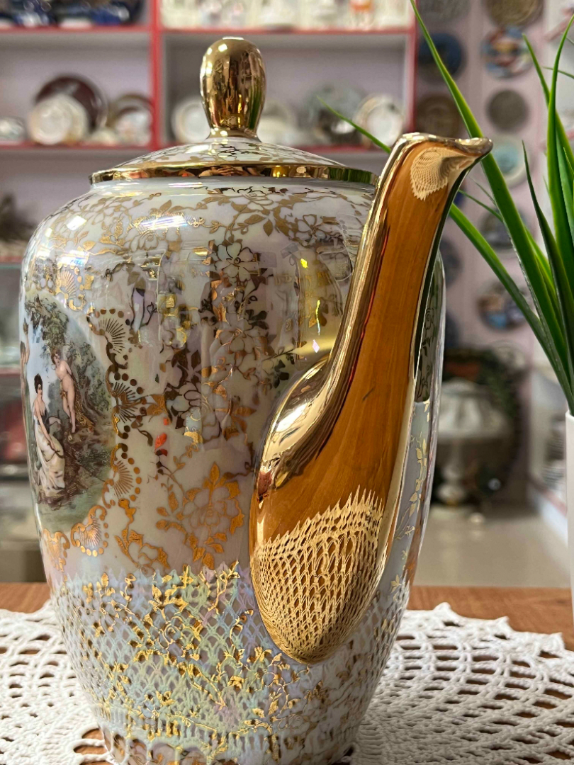 Чайник Wilgelm Jager Eisenberg GDR 1970гг. Фарфор с позолотой и деколью "Мадонна". Винтаж. Картинка 3